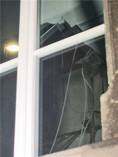 In der Decke des Rathauses in Mayen klafft ein Loch. Aus Sicherheitsgründen werden daher nach dem Deckeneinstürz Teile des Verwaltungsgebäudes gesperrt.