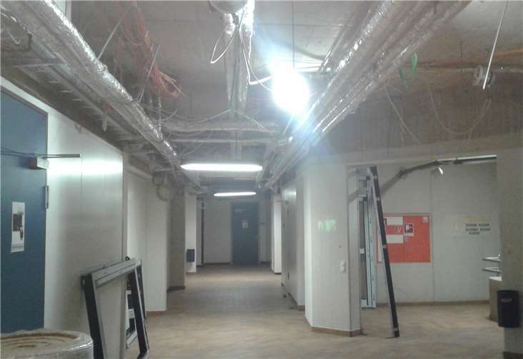 In der Decke werden Leitungen neu verlegt.