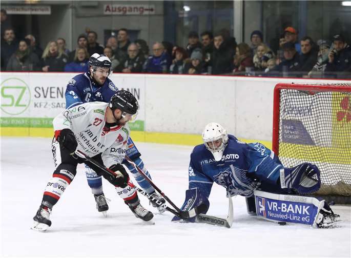 In der Defensive kämpften die Bären verbissen um jede Scheibe. Hier kommt EGDL-Angreifer Tobias Schwab gegen Kapitän Stephan Fröhlich und Keeper Felix Köllejan nicht durch. Foto: privat