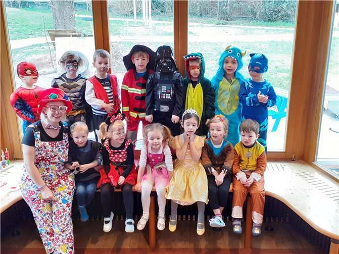 In der Dinogruppe wurde Karneval gefeiert. Quellen: Kita Chateau-Renault