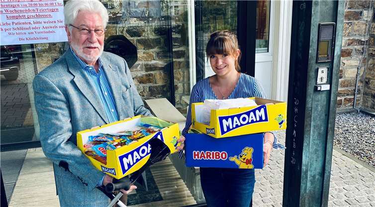 In der Ehrenwall’schen Klinik nach Christoph Smolenski die Osterüberraschung persönlich entgegen.Foto: privat