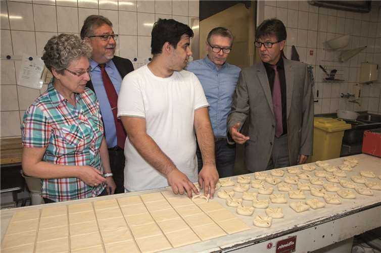 In der Eifeler Backstube in Plaidt gab es nur zufriedene Gesichter. Enrico Catalano (M.) freut sich gemeinsam mit den Geschäftsführern Inge Fuhrmann (l.) und Gerhard Gemein (2.v.r.) über die Ausbildungsvermittlung und Erster Kreisbeigeordneter Burkhard Nauroth (r.) und Jobcenter-Geschäftsführer Rolf Koch (2.v.l.) sehen die individuelle Arbeit des Jobcenters auf einem erfolgreichen Weg.privat