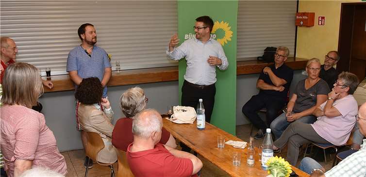In der Eifelgoldhalle gab es viel zu erzählen.Foto: Jutta Dietz