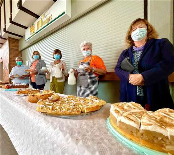 In der Eifelholdhalle warteten Kaffee und leckerer Apfelkuchen auf die Wanderer.