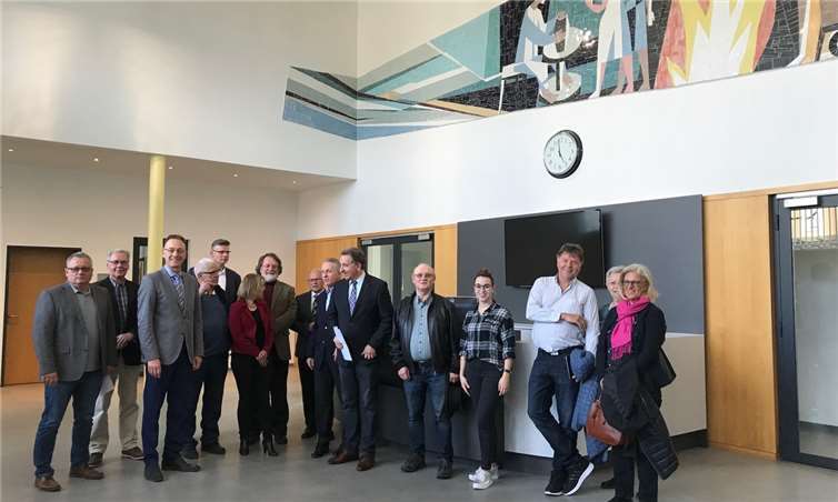 In der Eingangshalle, in der auch die Mitgliederversammlungen stattfinden, trafen sich die CDU`ler mit dem Vorstand der Baugenossenschaft. Foto: CDU