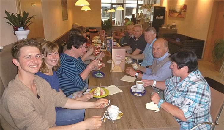 In der Eisdiele „Avanti“ erwartete die Wanderer eine reichhaltige Kaffeetafel. privat