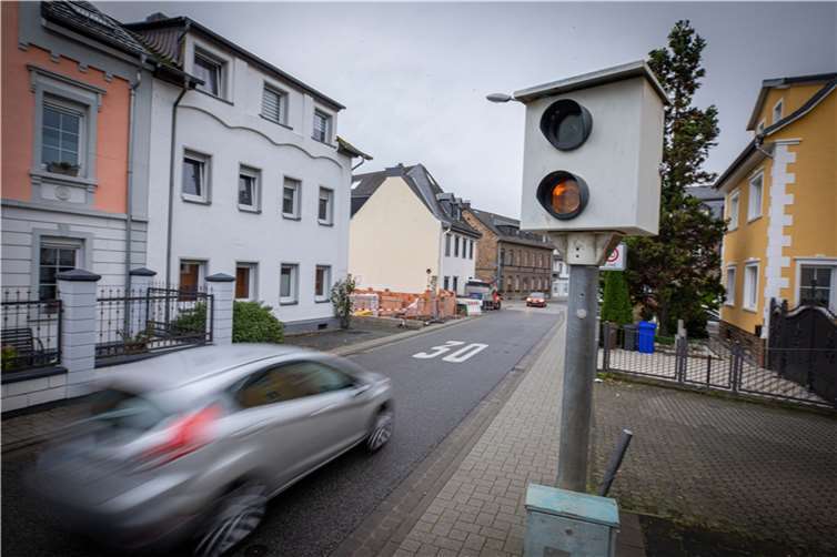 In der Emser Straße im Koblenzer Stadtteil Horchheim wird das Einfahrtsverbot aus Richtung Lahnstein kommend ab Mittwoch, 29. November, wieder auf die alte Regelung umgestellt. Damit werden ab dann wieder montags bis samstags von 6.30 bis 8 Uhr Fahrzeuge vom Blitzer erfasst.   Foto: Stadt Koblenz/Andreas Egenolf