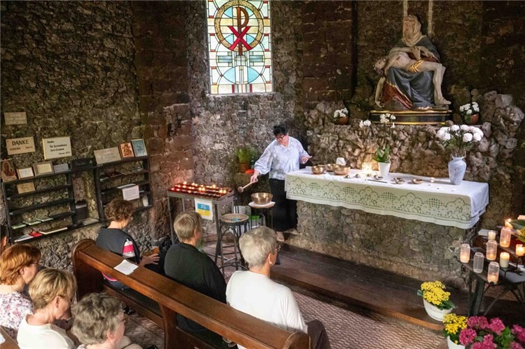In der Erlöserkapelle nahm Christiane Wiechmann mit ihren Klangschalen die Gäste mit auf eine besinnliche Klangreise. Foto: SCH