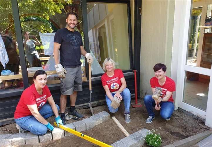 In der Ev. Kita Melsbach legten fleißige Helferinnen einen Barfuß-Pfad an.