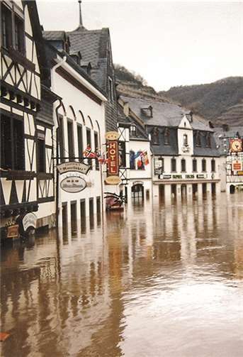 In der Faehrstraße und am Marktplatz in Kobern stand alles unter Wasser.