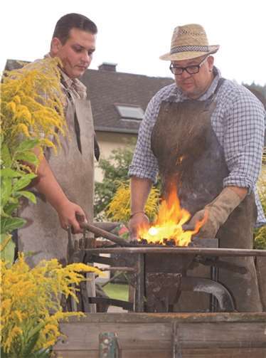 In der Feldschmiede glühen die Kohlen.