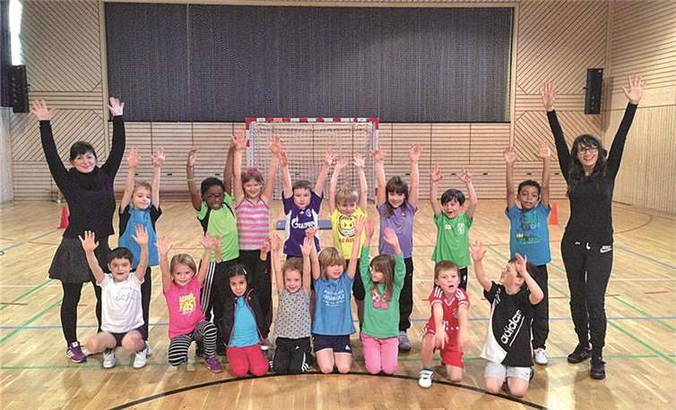 In der Fitness-AG werden die Kinder zum Sport geführt und haben dabei viel Spaß.privat