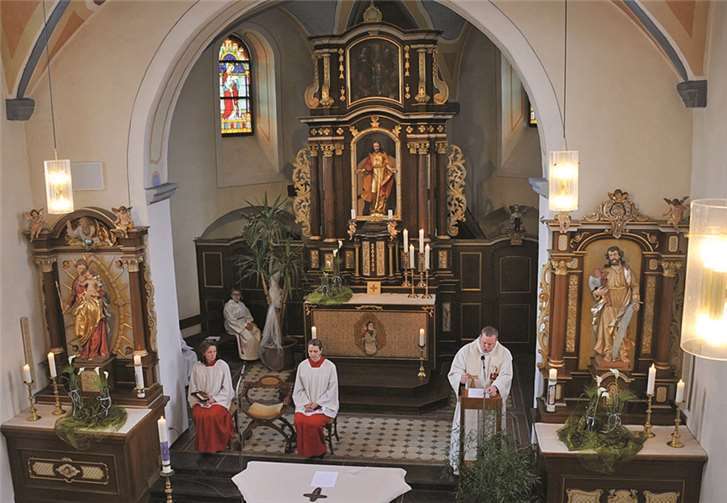 In der Frankener Pfarrkirche fand abends die Vesper statt, wo jeder Besucher den Primizsegen erhalten konnte.