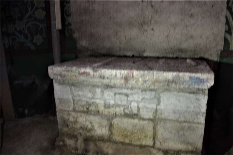 In der Frontseite des Altars im nördlichen Seitenschiff ist ein sogenanntes Reliquiengrab eingelassen.  Foto: GS