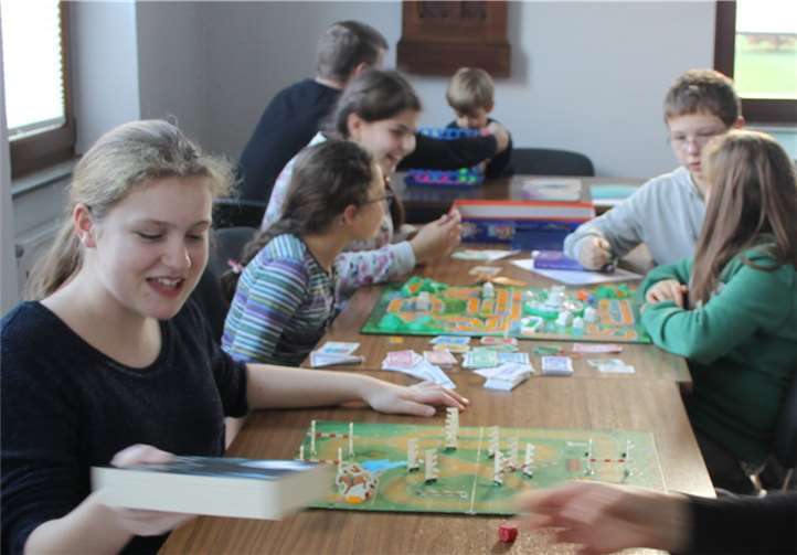 In der Gemeinschaft wurden verschieden Spiele ausprobiert.