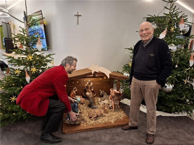In der Geschäftsstelle der Volksbank sind wieder Krippen zu bestaunen.  Foto: