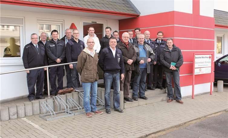 In der Geschäftsstelle des DRK-Kreisverbandes Ahrweiler trafen sich am vergangenen Dienstag erstmals Vertreter der Behörden und Organisationen, die für die Sicherheit auf den Autobahnen im Ahrkreis tätig sind, zu einer ersten großen Gesprächsrunde. Ziel ist die Optimierung der bestehenden Hilfeleistungsstrukturen für besondere Einsätze auf den Autobahnen im Ahrkreis. Thorsten Trütgen