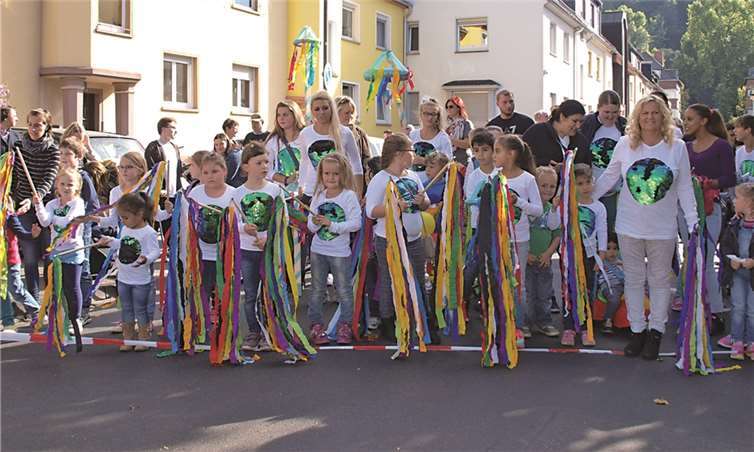 In der Goldgrube nehmen immer sehr viele Kinder mit geschmückten Fahrrädern und Dekorationen im Kirmesumzug mit teil.US