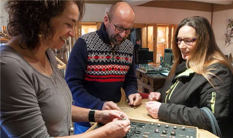 In der Goldschmiede von Ralph Retterath drehte sich beim verkaufsoffenen Sonntag in Morenhoven alles um fein gearbeiteten Schmuck.