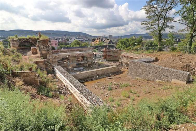 In der Grabenwehr entsteht eine Freiluftbühne. Oben auf der Poterne wird ein neuer Aussichtsbalkon gebaut.  Foto: Stadt Koblenz / Olaf Schepers