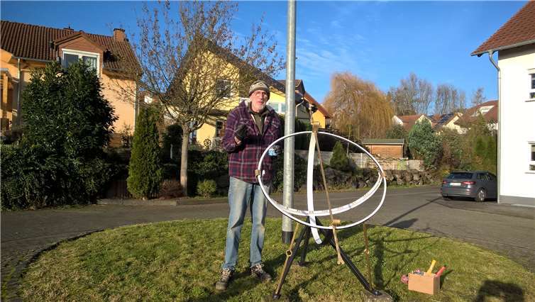 In der Grafenstraße in Oberbieber steht nun die Sonnenuhr. Foto: Hans Hartenfels