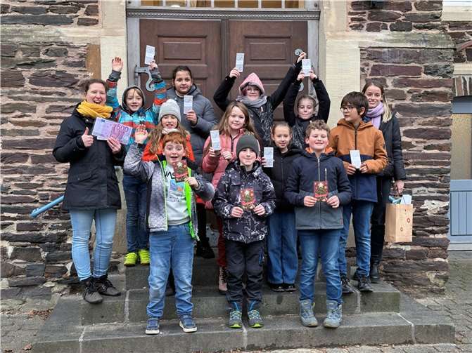 In der Grundschule Briedel-Pünderich freute man sich über den Gewinn von 500 Euro aus den Händen von Klimaschutzmanagerin Stella Benz. Quelle: Kreiswerke Cochem-Zell