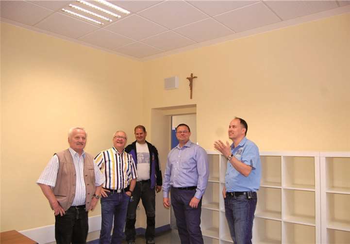 In der Grundschule Saffig wurde unter anderem eine Akustikdecke installiert. Die weiteren Baumaßnahmen erklärte Jörg Wendling den Beigeordneten Leersch und Luxem sowie Ortsbürgermeister Dirk Rohm (2. v. r.) und Hausmeister Jürgen Kaiser (3. v. r.)