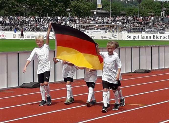 In der Halbzeitpause durften die Kids mit der zugelosten Flagge eine Ehrenrunde durch das Koblenzer Stadion Oberwerth laufen.privat