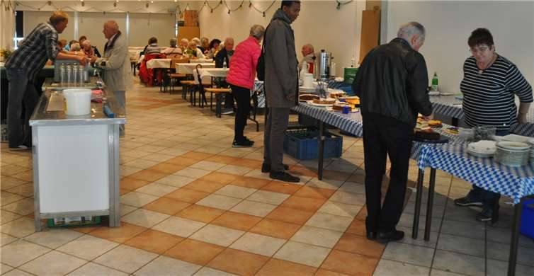 In der Halle gab es verschiedene Kuchensorten und Getränke. Fotos: J. Luecker (www.foto-shark.com)