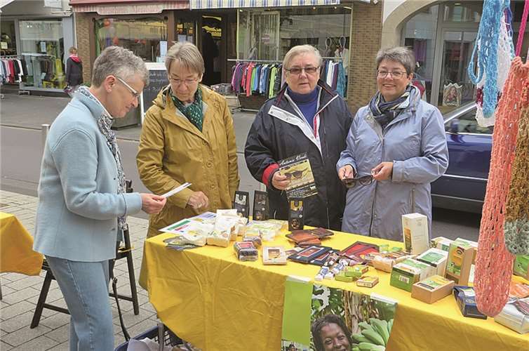 In der Hauptstraße wurden Schokolade, Kaffee, Tee und Informationen an die Kunden weitergegeben.privat
