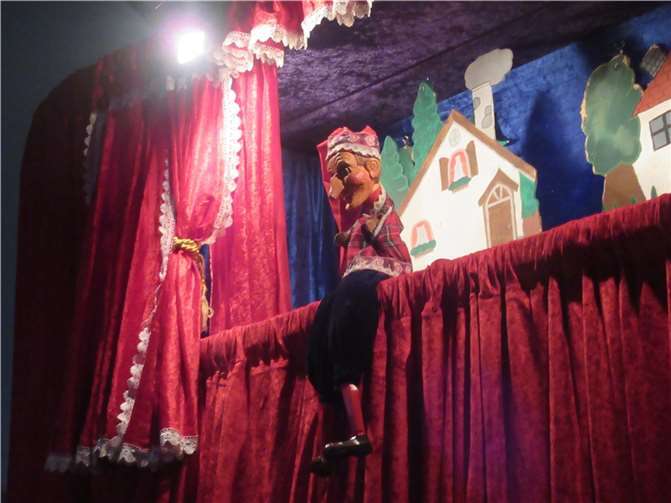 In der Hauseigenen Turnhalle begeisterte das Puppenspiel Groß und Klein. Foto: privat