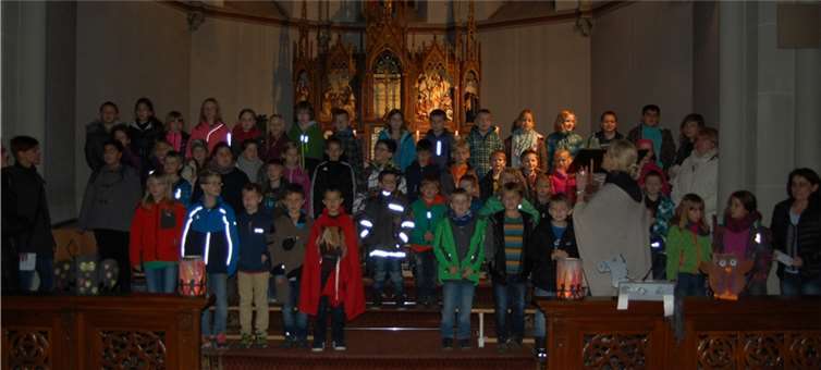 In der Heiligen Messe erschienen die Kinder mit ihren bunten Laternen. privat
