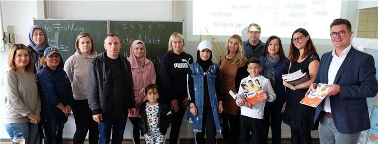 In der Heinrich-Heine-Realschule Plus findet der erste Elternkurs statt. Darüber freuen sich neben den Teilnehmenden auch v.re. Bürgermeister Peter Jung, Meike Pfeiffer, die pädagogische Leiterin für den Bereich Sprachen und Integration der VHS Neuwied, die städtische Integrationsbeauftragte Dilorom Jacka und der stellvertretende Schulleiter der Heinrich-Heine-Schule, Thomas Moritz. Quelle: Stadt Neuwied