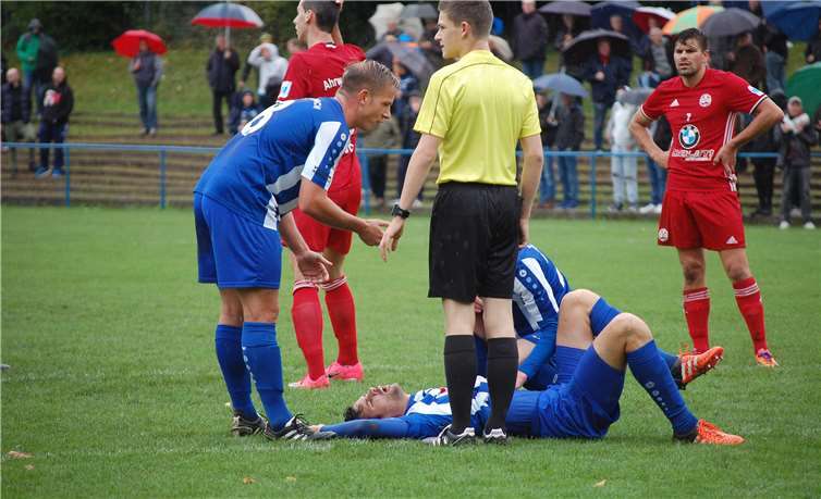 In der Hinrunde lieferten sich der FC Germania Metternich (blaue Trikots) und der Ahrweiler BC (rechts Jan Rieder) eine packende Partie. Beide Mannschaften werden die Meisterschaft wohl unter sich ausmachen.