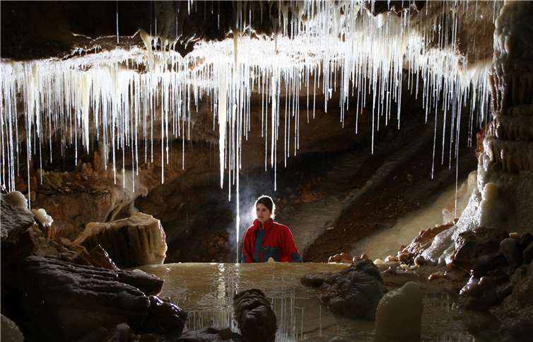 In der Höhle bei Breitscheidfinden sich faszinierende Tropfsteinformationen.