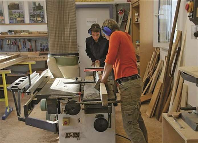 In der Holzwerkstatt fertigen die Mitarbeiter vor allem neue Bänke an, mehr als 500 wurden inzwischen von den Neuen Pfaden erneuert.