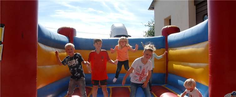 In der Hüpfburg, auf dem Spielplatz und im Planwagen von Axel Holl hatten die Kinder am Kirmessonntag ihren Spaß.