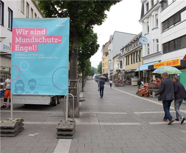 In der Innenstadt beginnt wieder das „normale“ Geschäftsleben.Die Plakataktion weist auf die Hygienemaßnahmen hin. Fotos: Marie-Thérèse Reuter