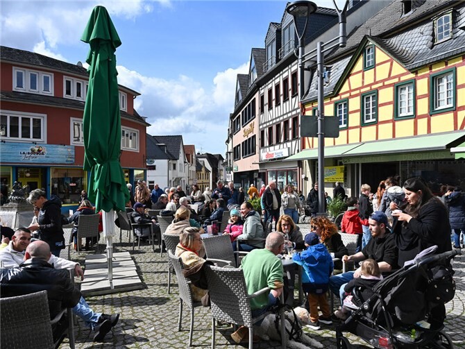 In der Innenstadt von Sinzig genossen die Besucher die Frühlingssonne.  Fotos: RASCH