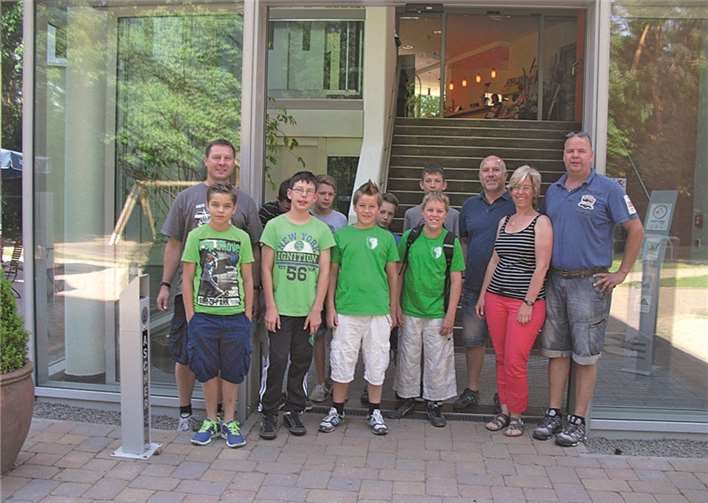 In der Jugendabteilung des SV Grün-Weiß Berg-Freisheim ist es mittlerweile fester Bestandteil der Fußballsaison, dass ein Wochenende als Abschlussfahrt genutzt wird. So nutzte die D-Jugend mit den Betreuern Thomas Frings und Jörg Winnen das Angebot der Sportjugendherberge Hochspeyer, die gerade frisch renoviert worden war, um dieses Ziel zu verfolgen.Privat