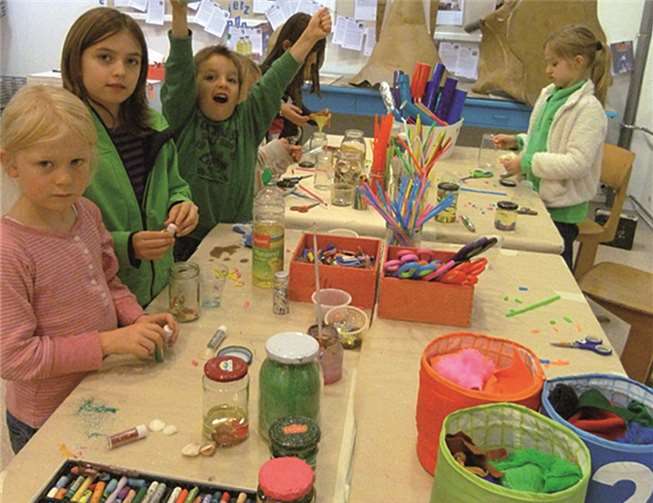 In der Jugendkunstschule arbeiteten die kleinen Künstler an ihren Werken.