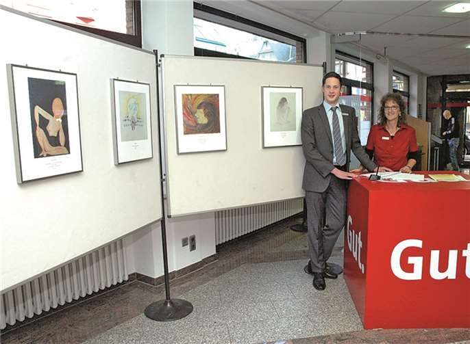 In der KSK Adenau: die Mitarbeiter Gabi Berens und Andreas Bell.
