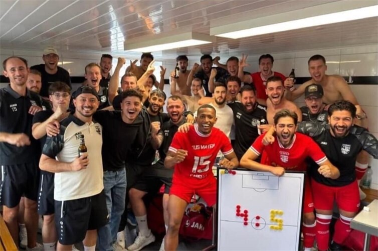 In der Kabine des TuS Mayen ging es ausgelassen zu. Foto: SK
