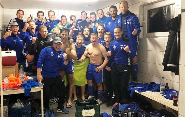 In der Kabine gab es nach dem ersten Saisonsieg natürlich richtig was zu feiern. Fotos: SK