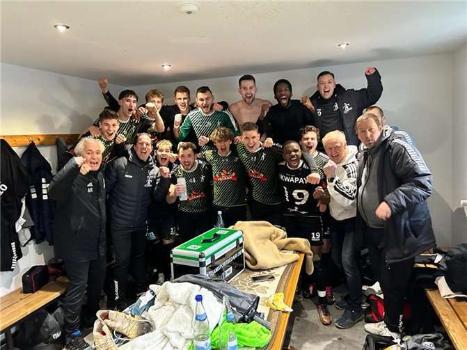 In der Kabine ließen es die Spieler der SG Eintracht Mendig nach dem Auswärtssieg so richtig krachen.  Foto: SK