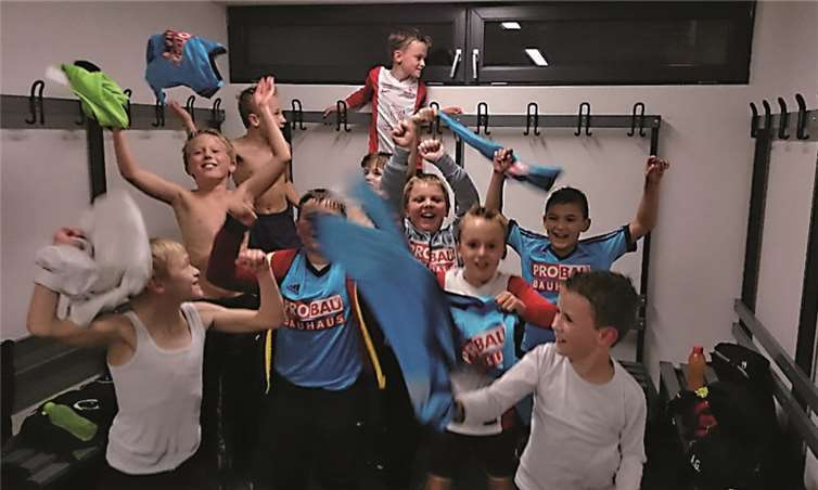 In der Kabine wurde der erste Sieg eines Meisterschaftsspiels ausgelassen gefeiert. privat