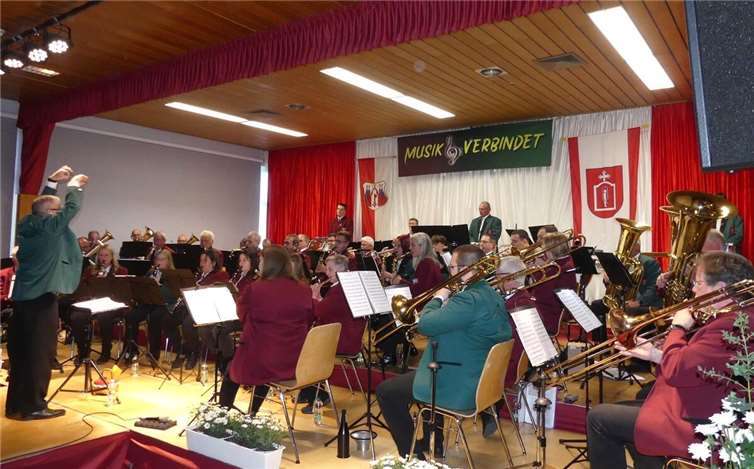 In der Kaifenheimer Gemeindehalle bot die Stadtkapelle Münstermaifeld zusammen mit ihren Gastgebern vom MV Kaifenheim ein wohlklingendes Konzert. Fotos: TE