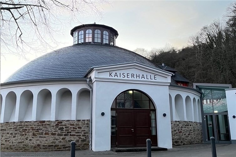 In der Kaiserhalle wartet auf die Besucher ein buntes Programm mit Musik, Theater und viel Humor.