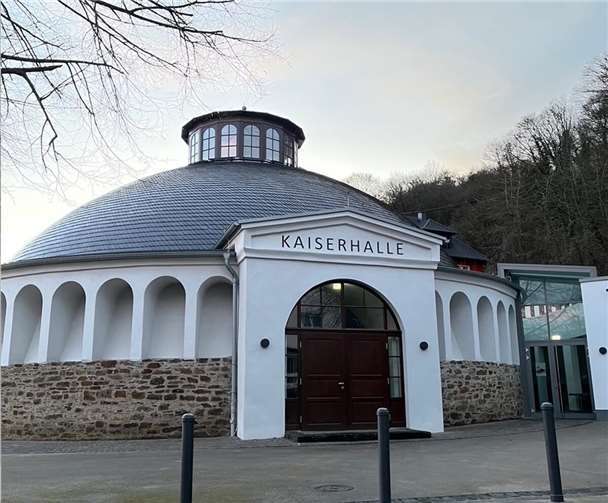 In der Kaiserhalle wartet auf die Besucher in diesem Jahr ein buntes Programm mit Musik, Kabarett, und viel Humor.  Foto: Peter Nüesch