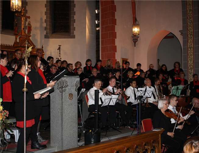 In der Kaisersescher Pfarrkirche St. Pankratius gaben Sinfonietta Koblenzund TonArt Hambuch viel beachtetes Konzert. Fotos: -TE-